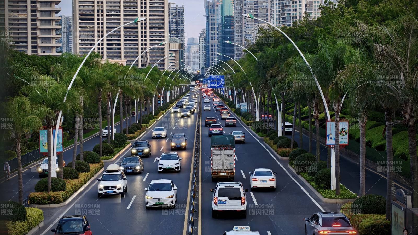 城市繁忙道路景象图片