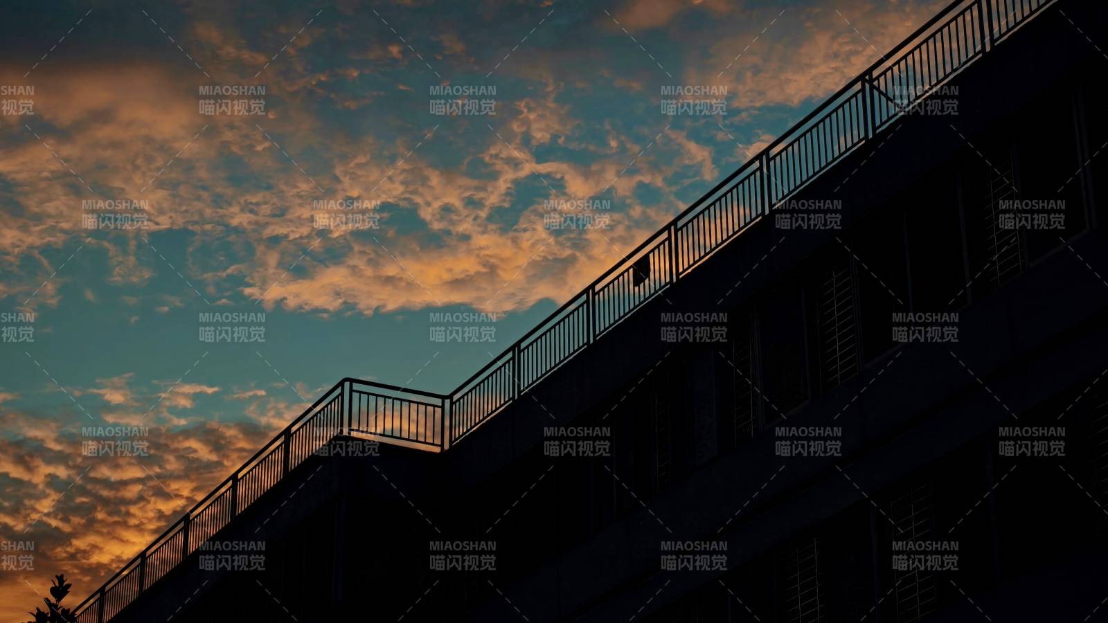 黄昏下的建筑剪影图片