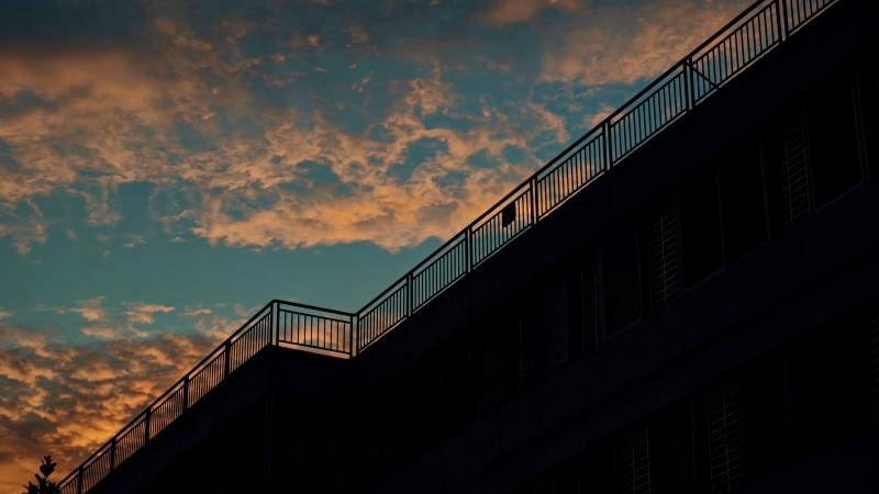 黄昏下的建筑剪影图片