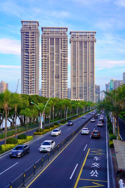 城市高楼与繁忙街道图片