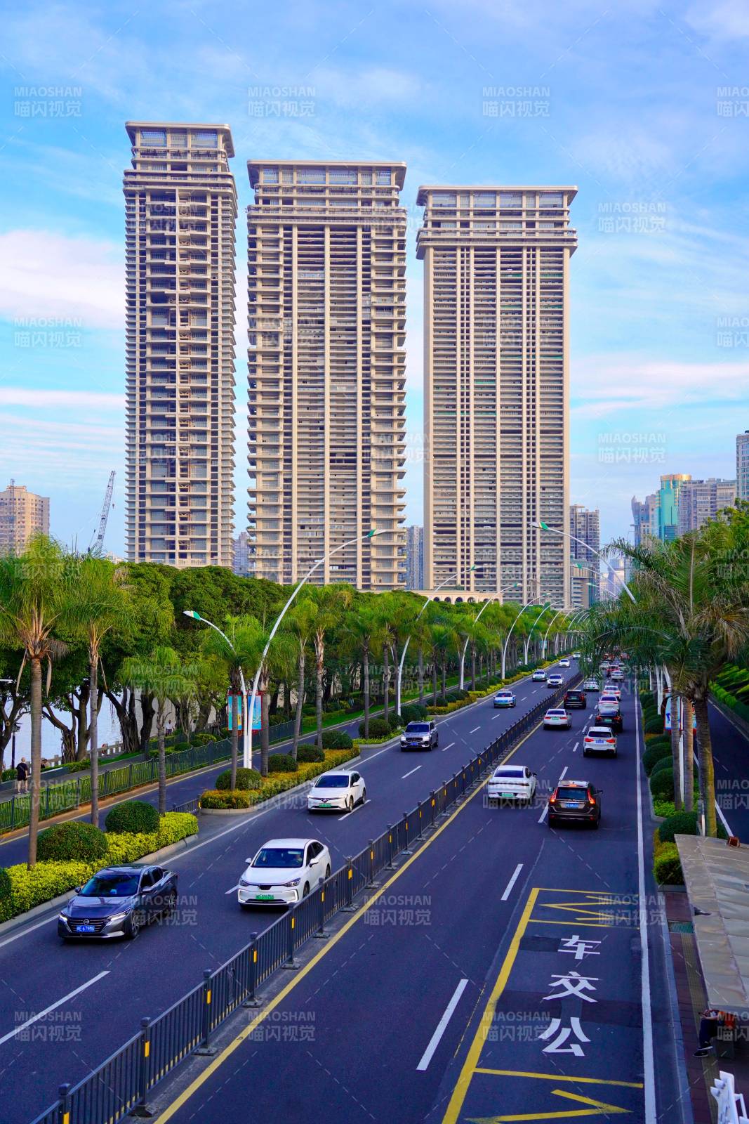 城市高楼与繁忙街道图片