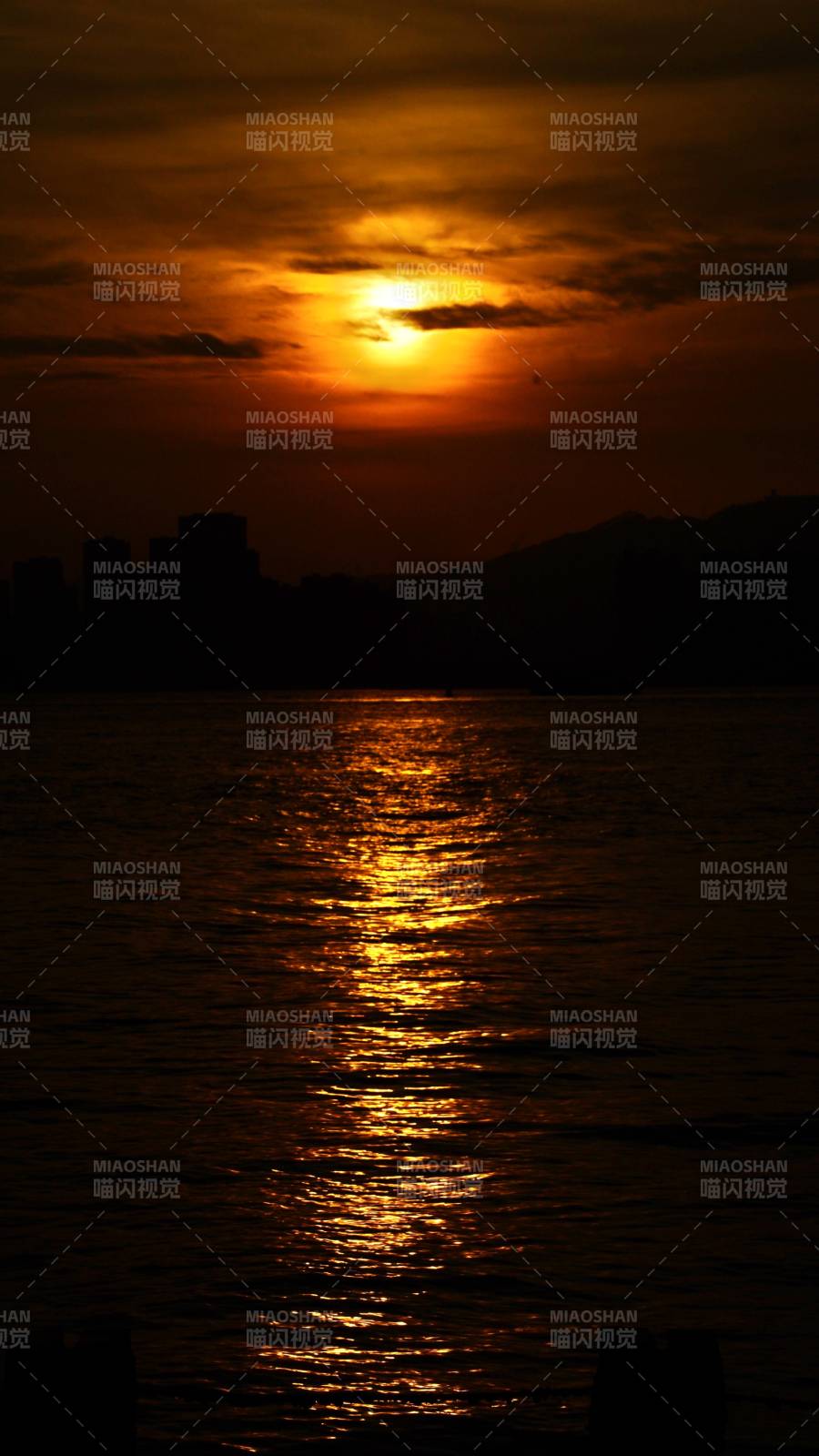 夕阳映水 城市剪影图片