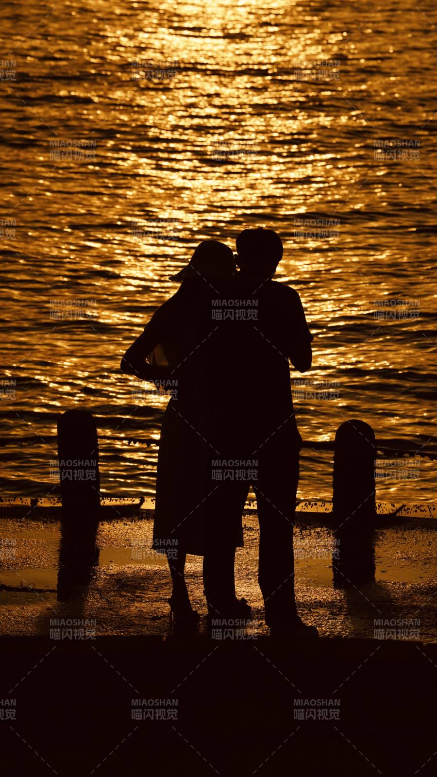 夕阳下的浪漫剪影图片