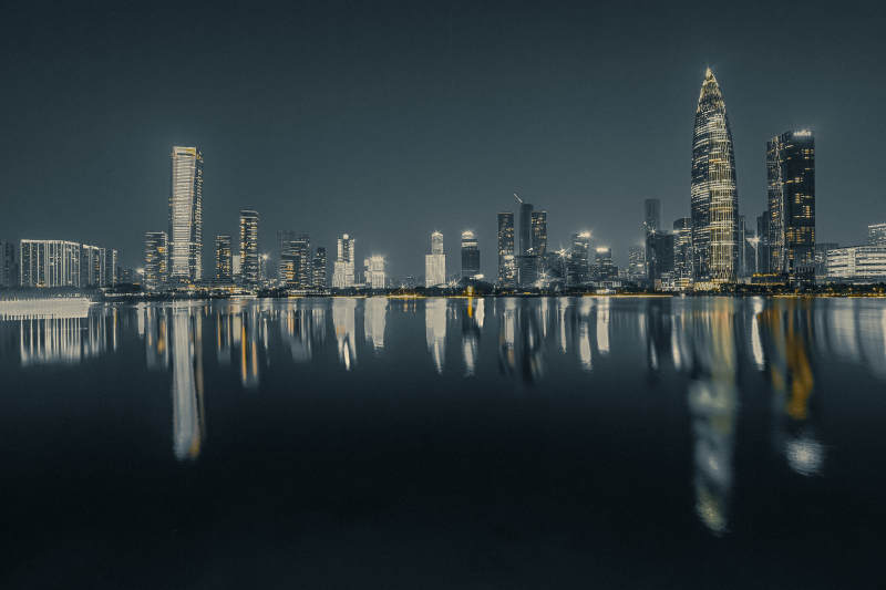 夜幕下的城市倒影图片