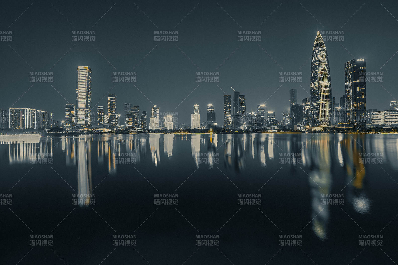 夜幕下的城市倒影图片