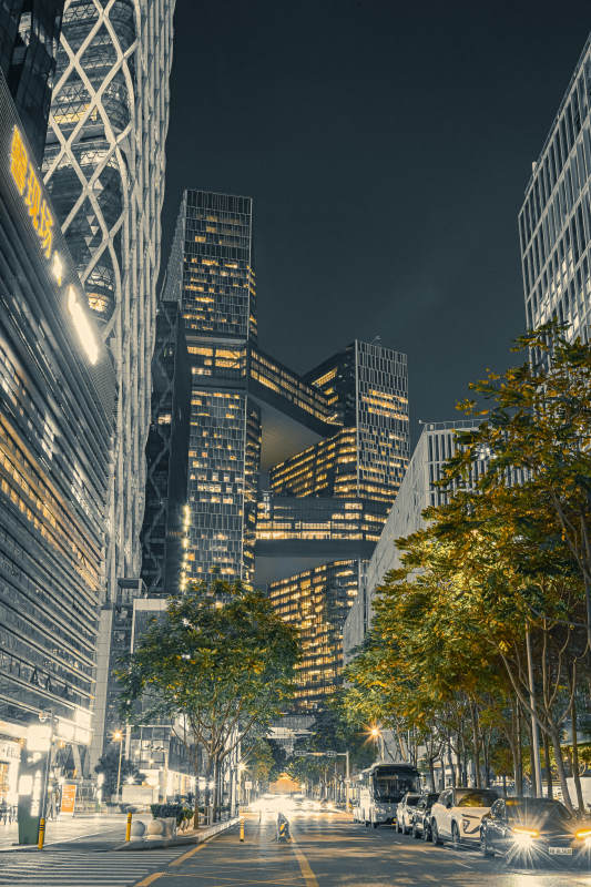 腾讯滨海大厦夜幕下的城市灯火辉煌图片