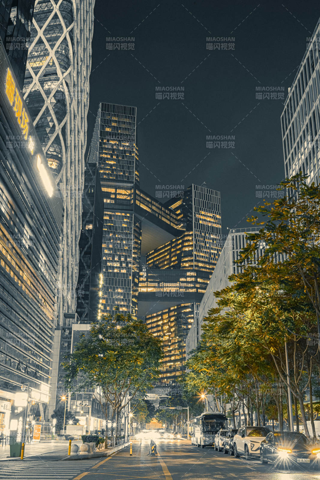 腾讯滨海大厦夜幕下的城市灯火辉煌图片