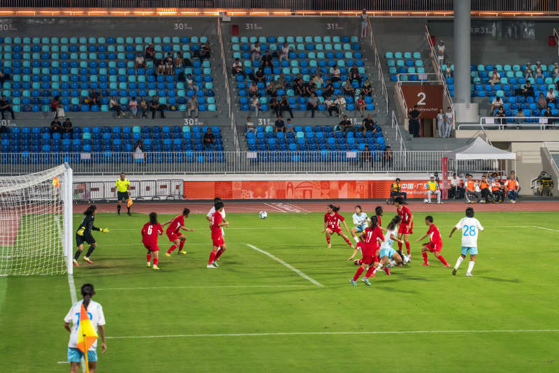 足球比赛激烈进行中图片