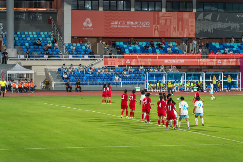 足球赛场上激烈对决图片