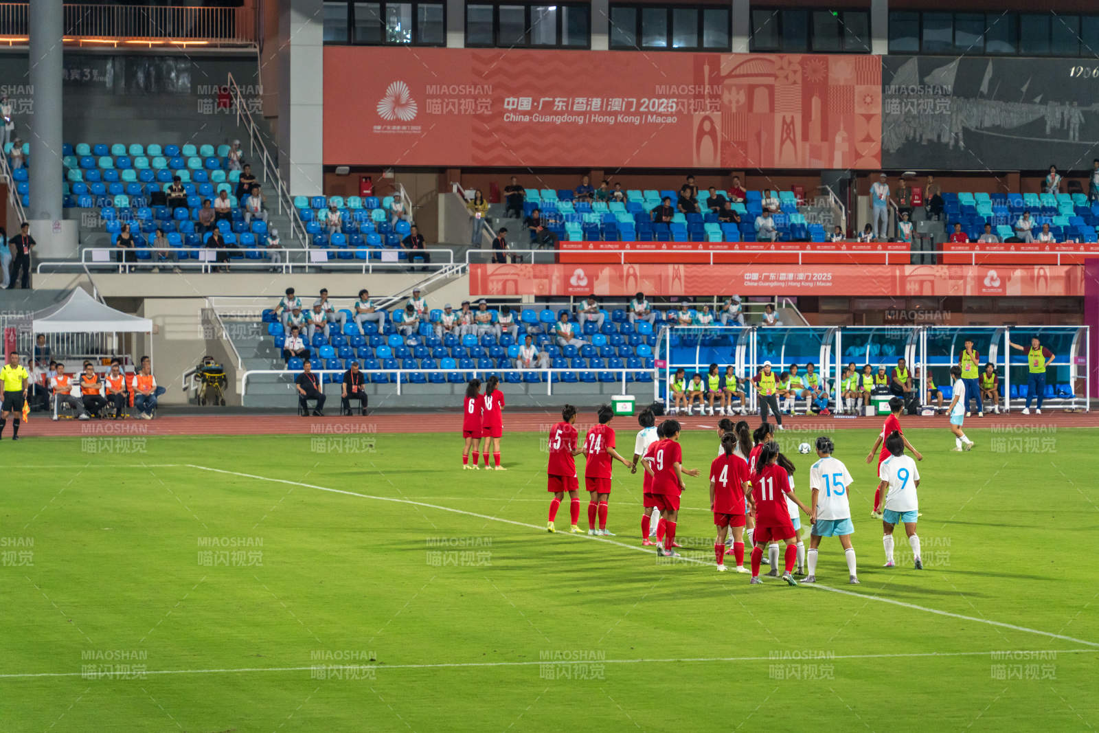 足球赛场上激烈对决图片