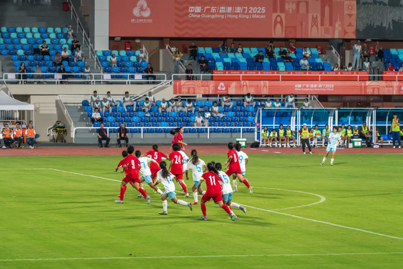 女足比赛激烈进行中图片