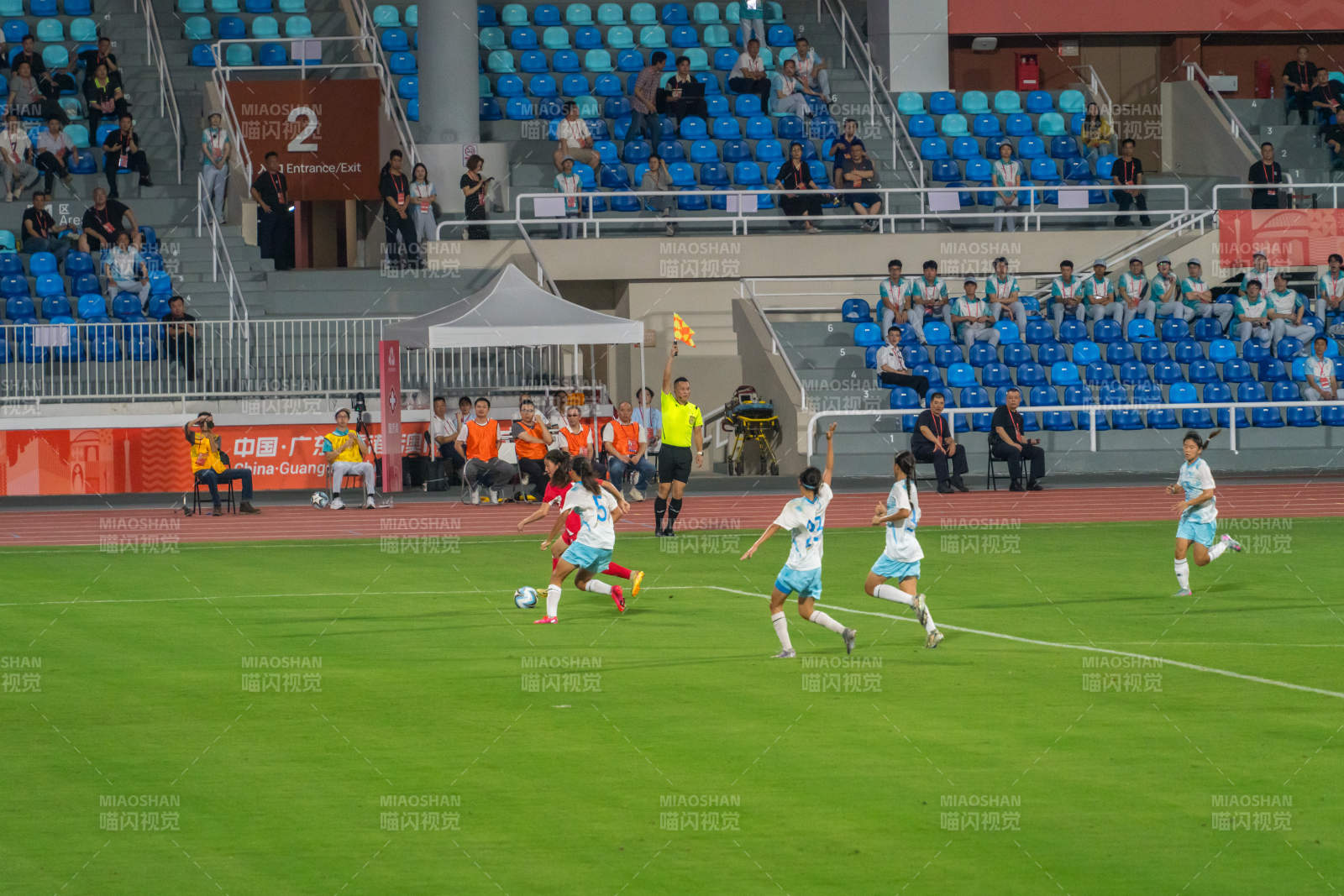 足球比赛激烈进行中图片