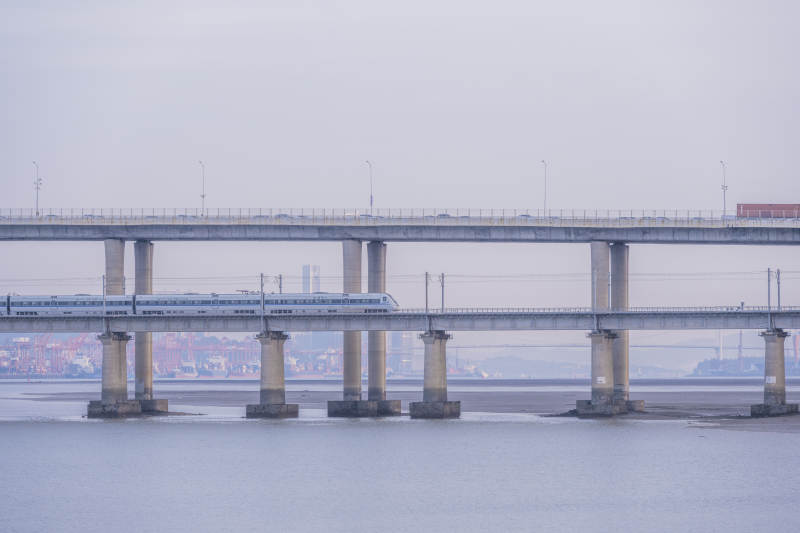 十里长堤跨海大桥上的列车行驶图片