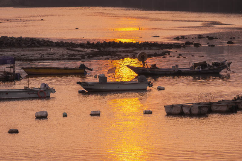 夕阳下的渔港静谧时光图片