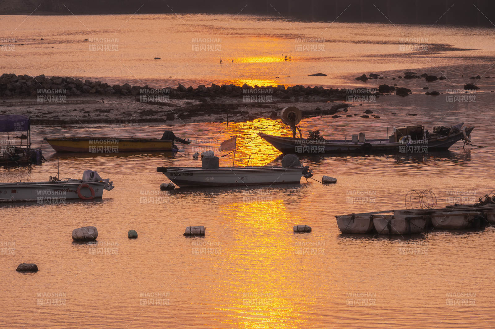 夕阳下的渔港静谧时光图片