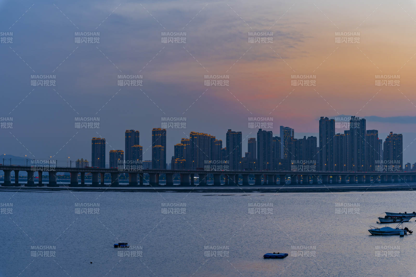 十里长堤日落晚霞图片