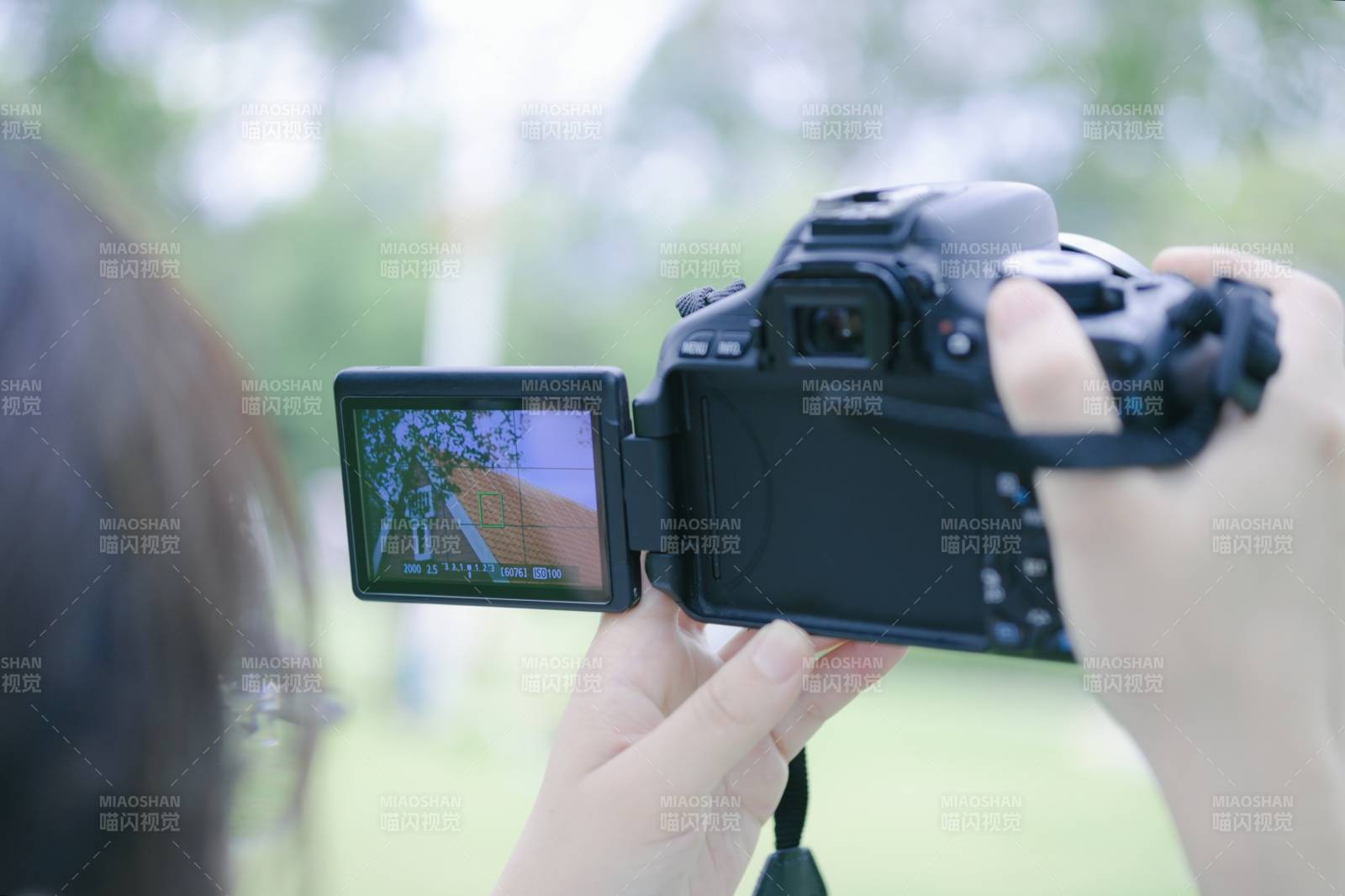 手持相机拍摄瞬间图片