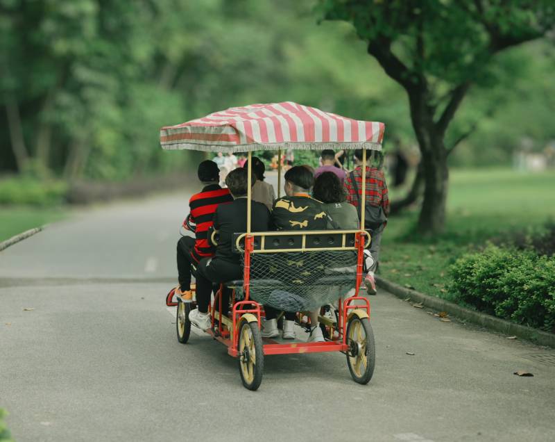 公园里的欢乐骑行图片