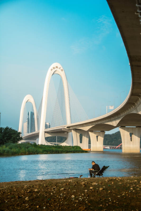 桥下垂钓 静享时光图片