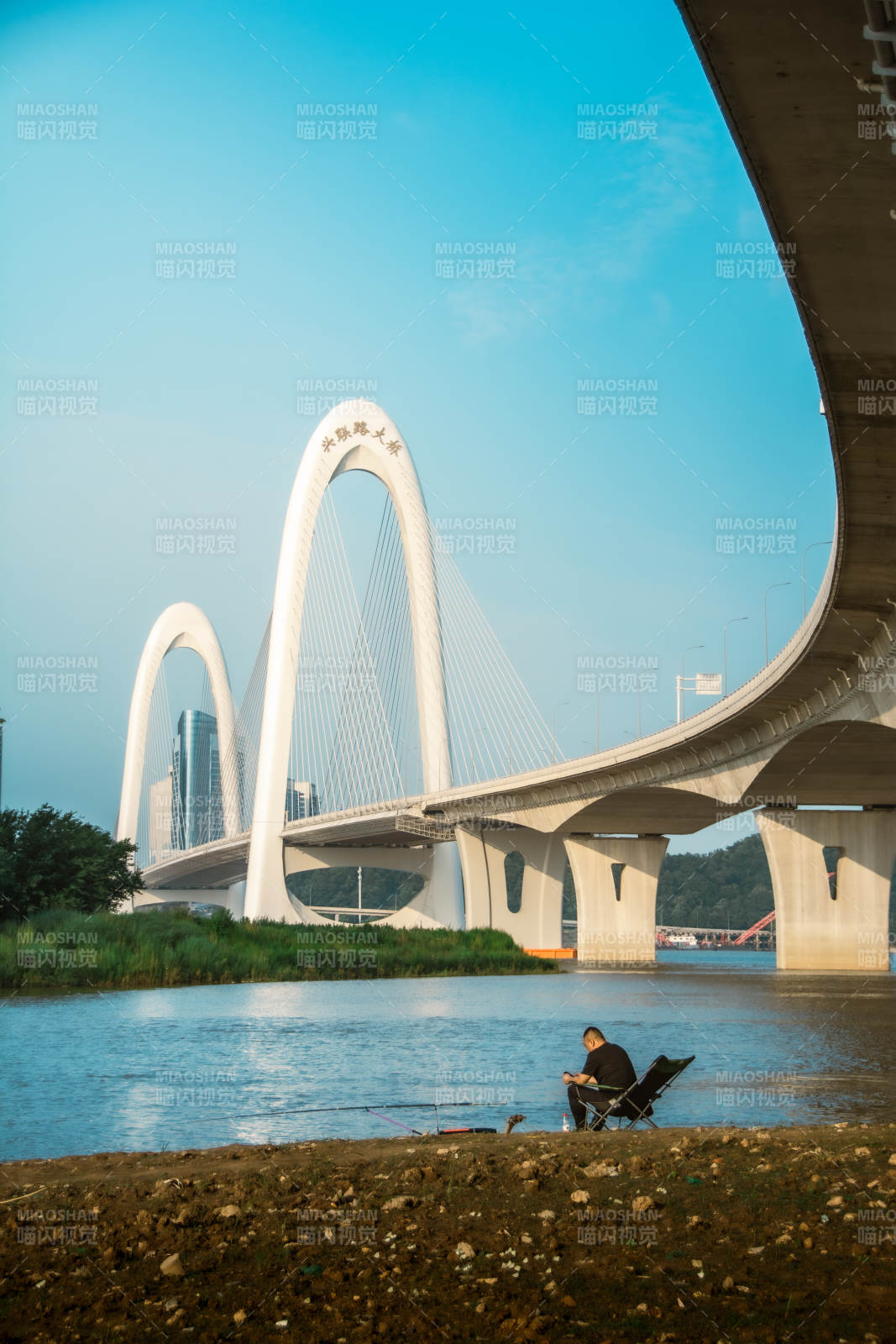 桥下垂钓 静享时光图片