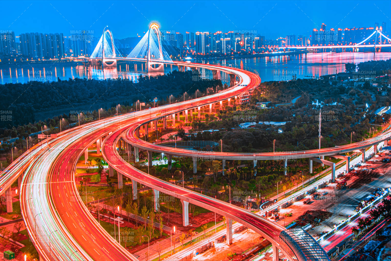 夜景中的城市立交桥图片