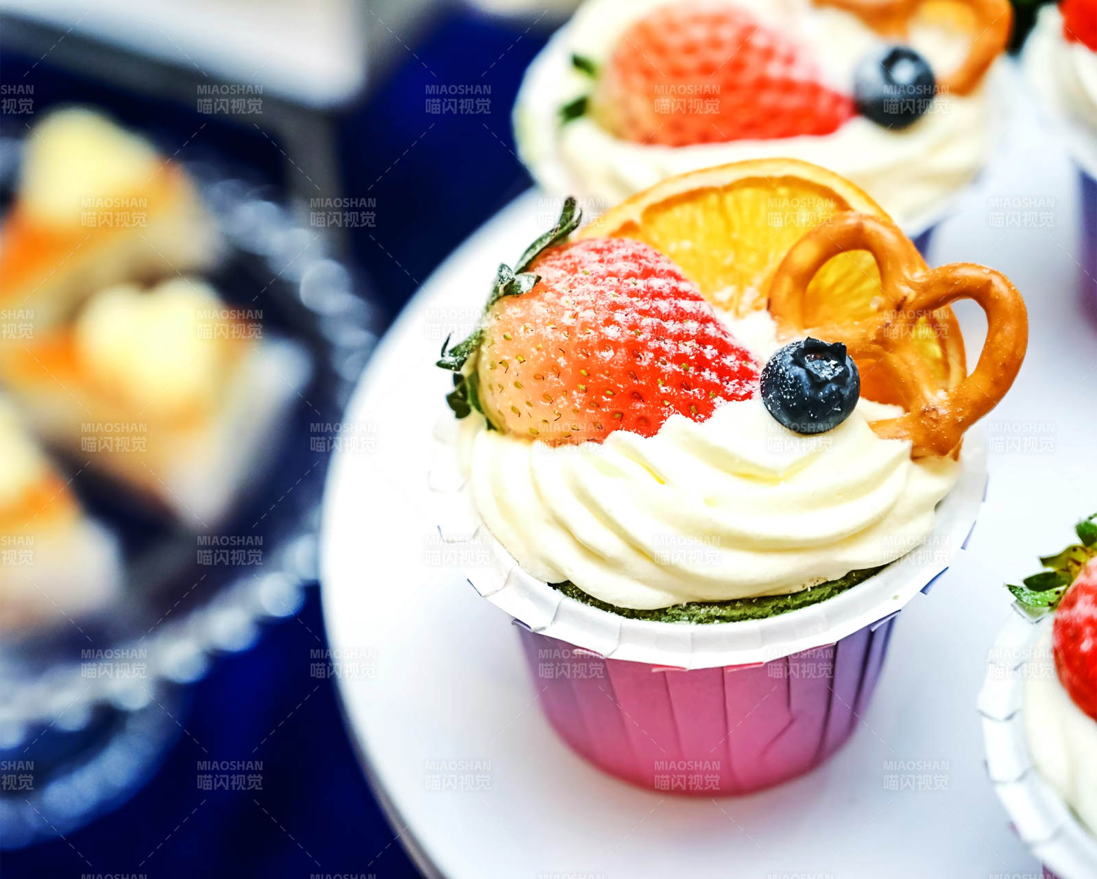 水果奶油纸杯蛋糕图片