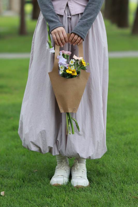 手捧花束 春意盎然图片