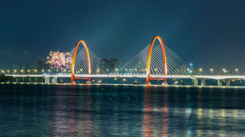 杭州之江大桥烟花绽放图片