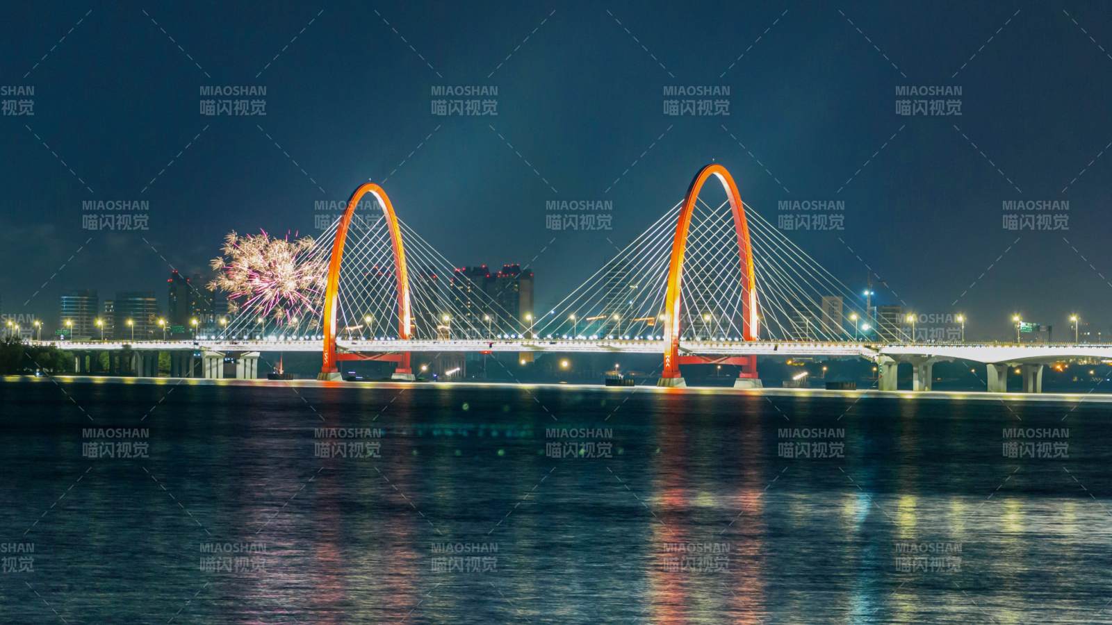 杭州之江大桥烟花绽放图片
