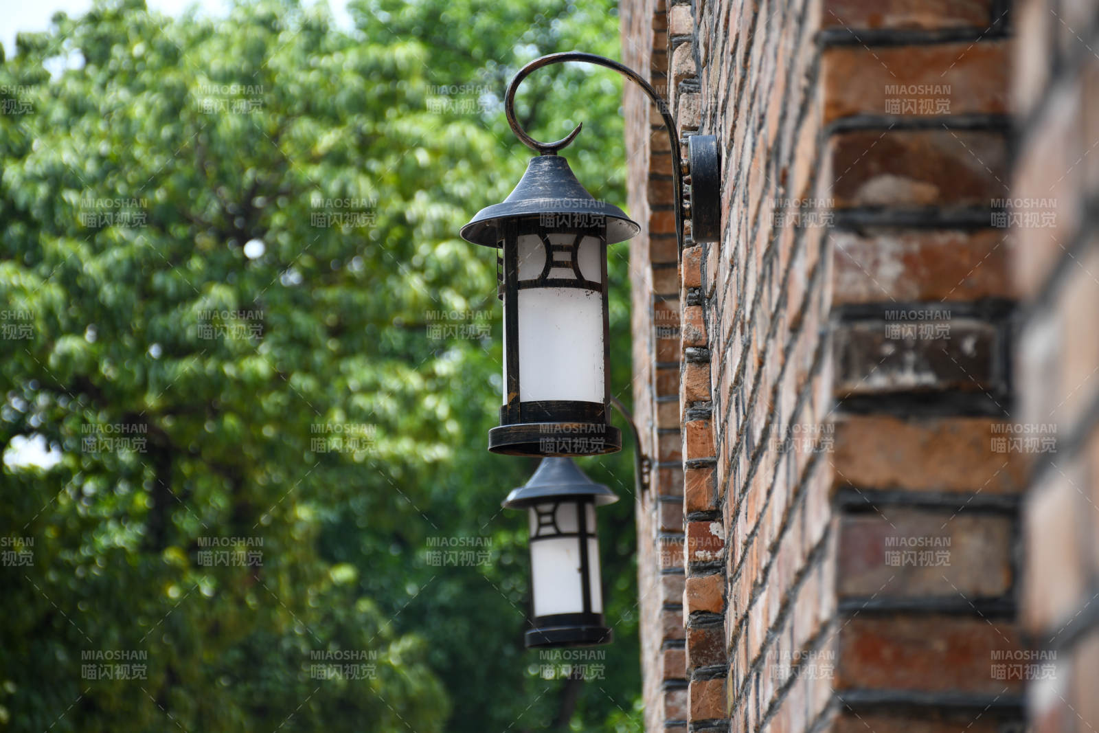 复古壁灯与砖墙的和谐美图片