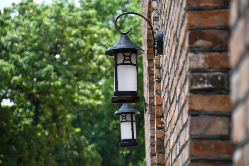 复古壁灯与砖墙的和谐美图片