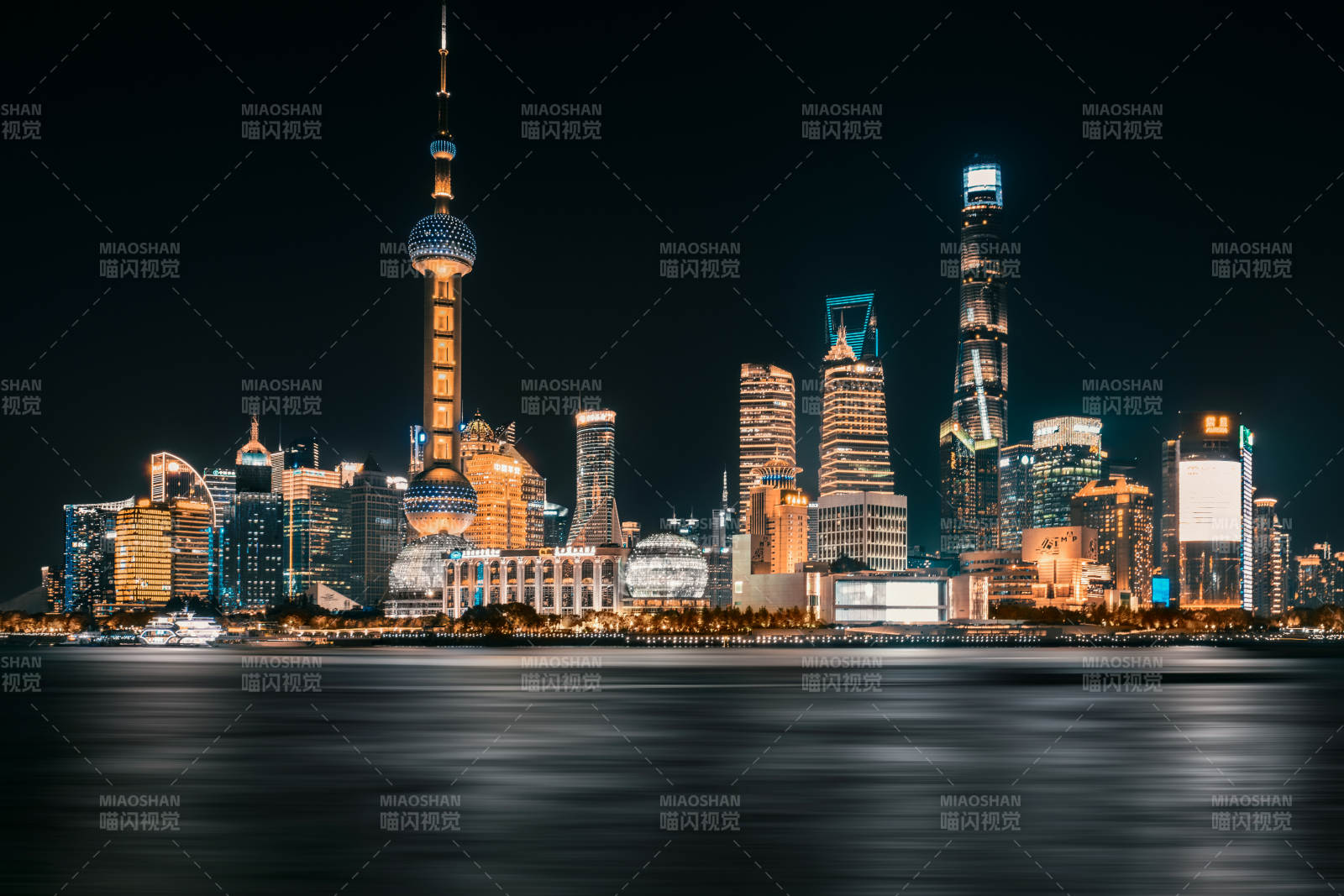 上海夜景 东方明珠与高楼群图片