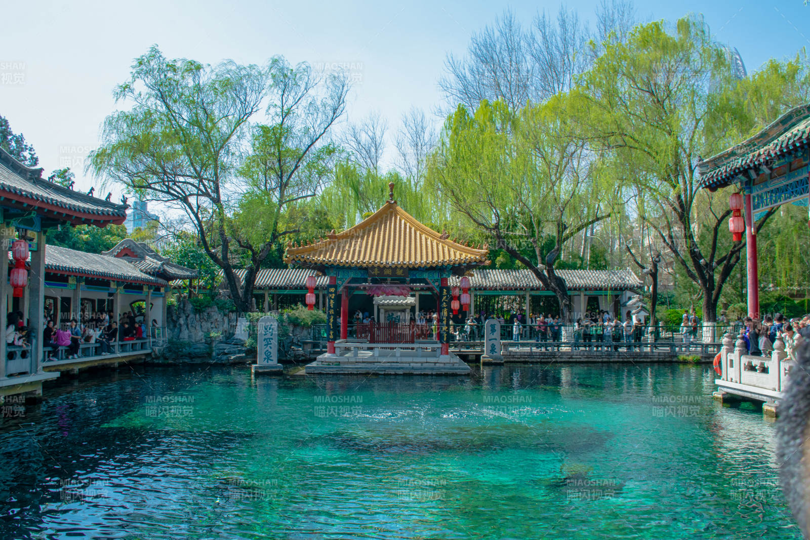 趵突泉畔 碧水映古亭图片