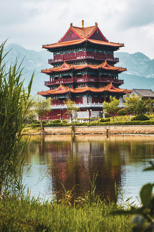 湖畔古塔映青山图片