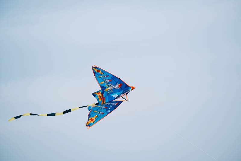 蓝天下的彩色风筝图片