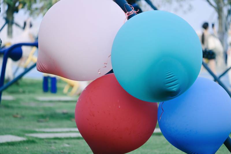 彩色气球在公园飘扬图片