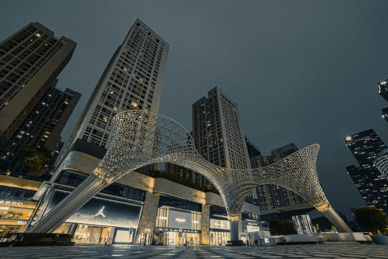 深圳卓悦中心城市夜景与现代雕塑图片