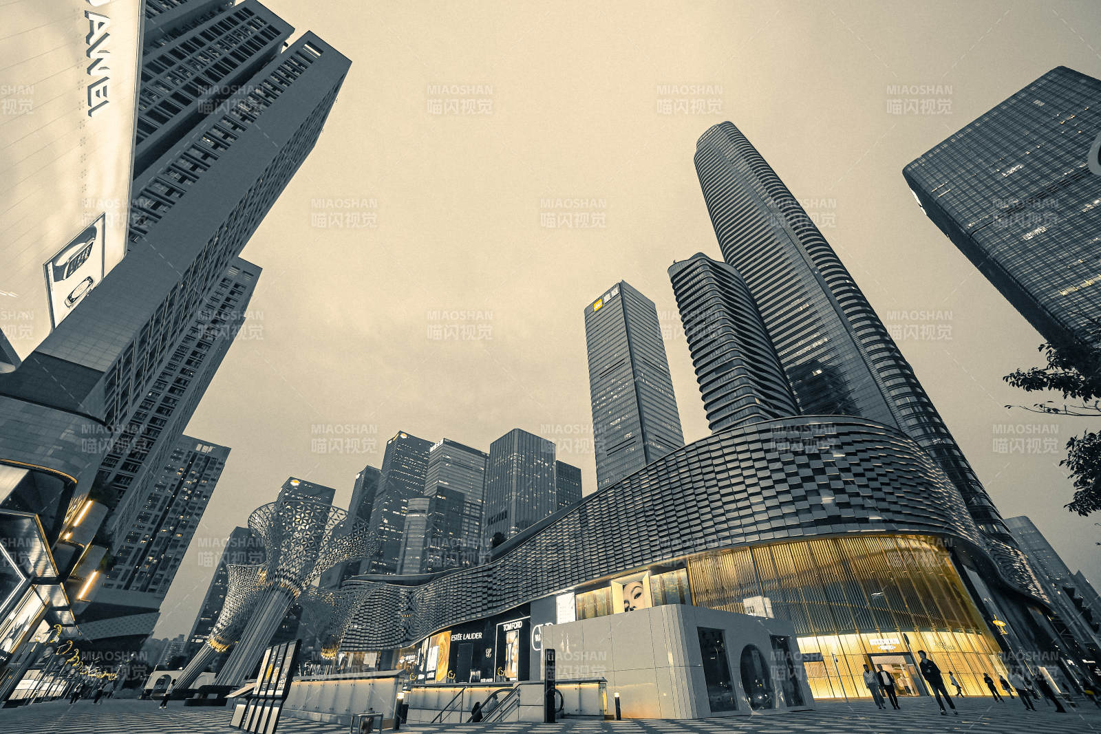 深圳卓悦中心现代都市高楼林立夜景图片