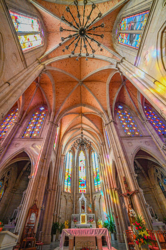 教堂内部彩色玻璃窗光影图片