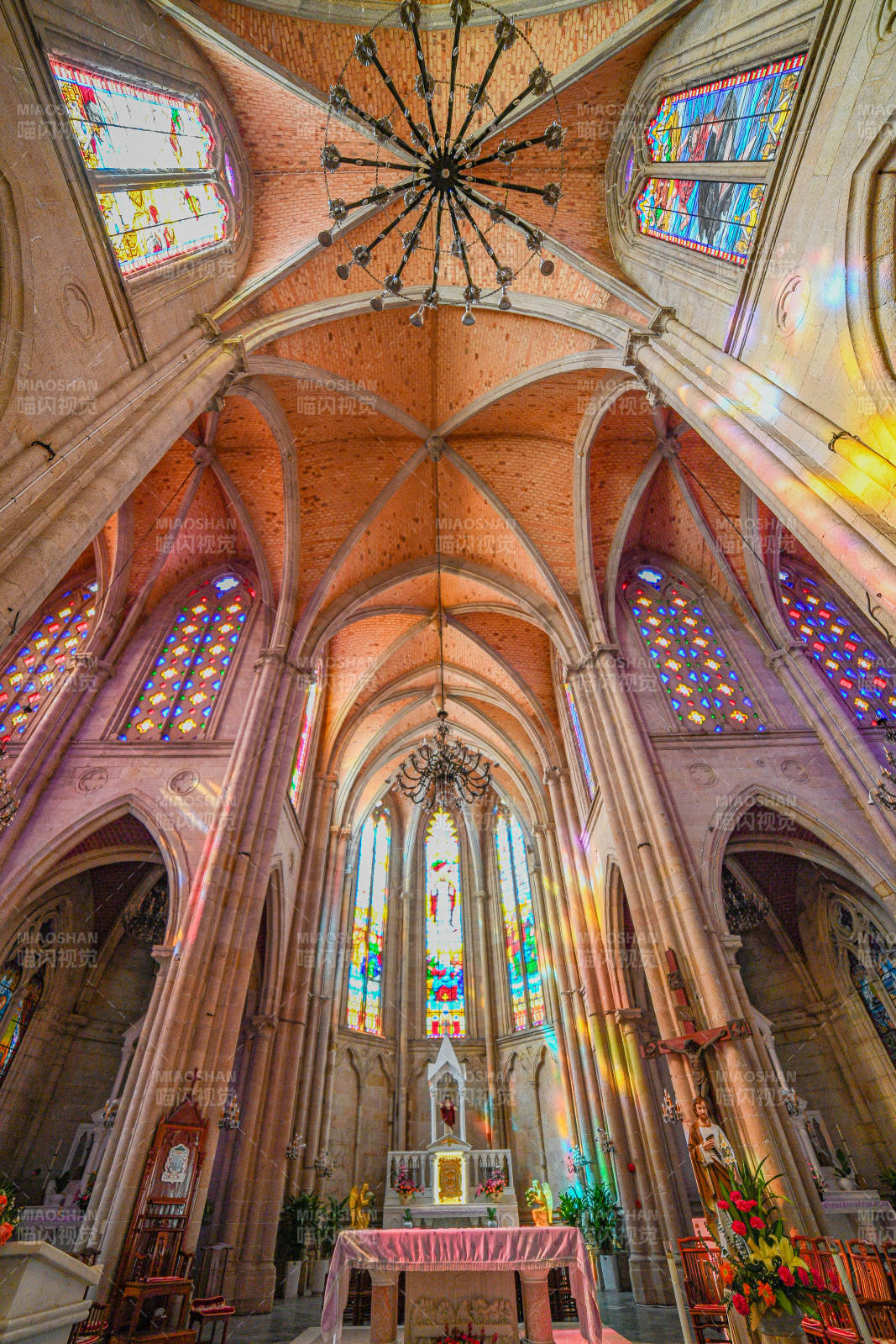 教堂内部彩色玻璃窗光影图片