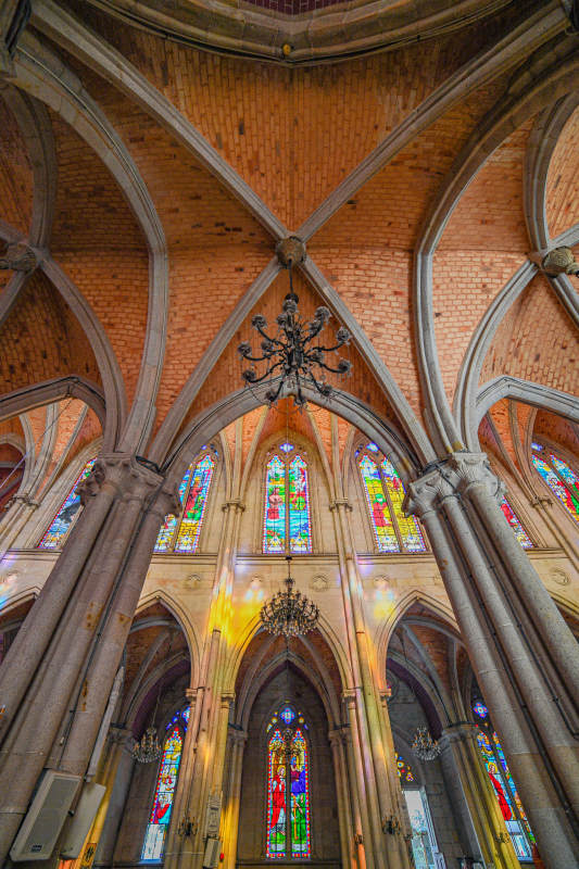 教堂内部穹顶与彩窗图片