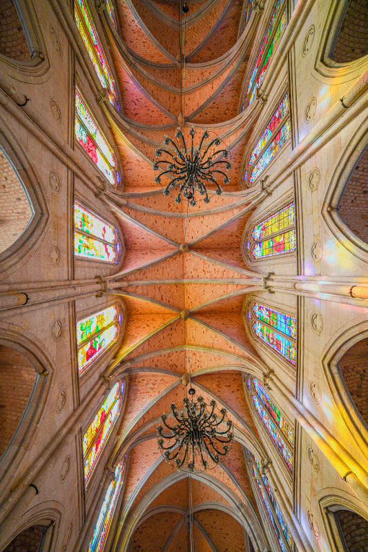 教堂穹顶与彩色玻璃窗图片