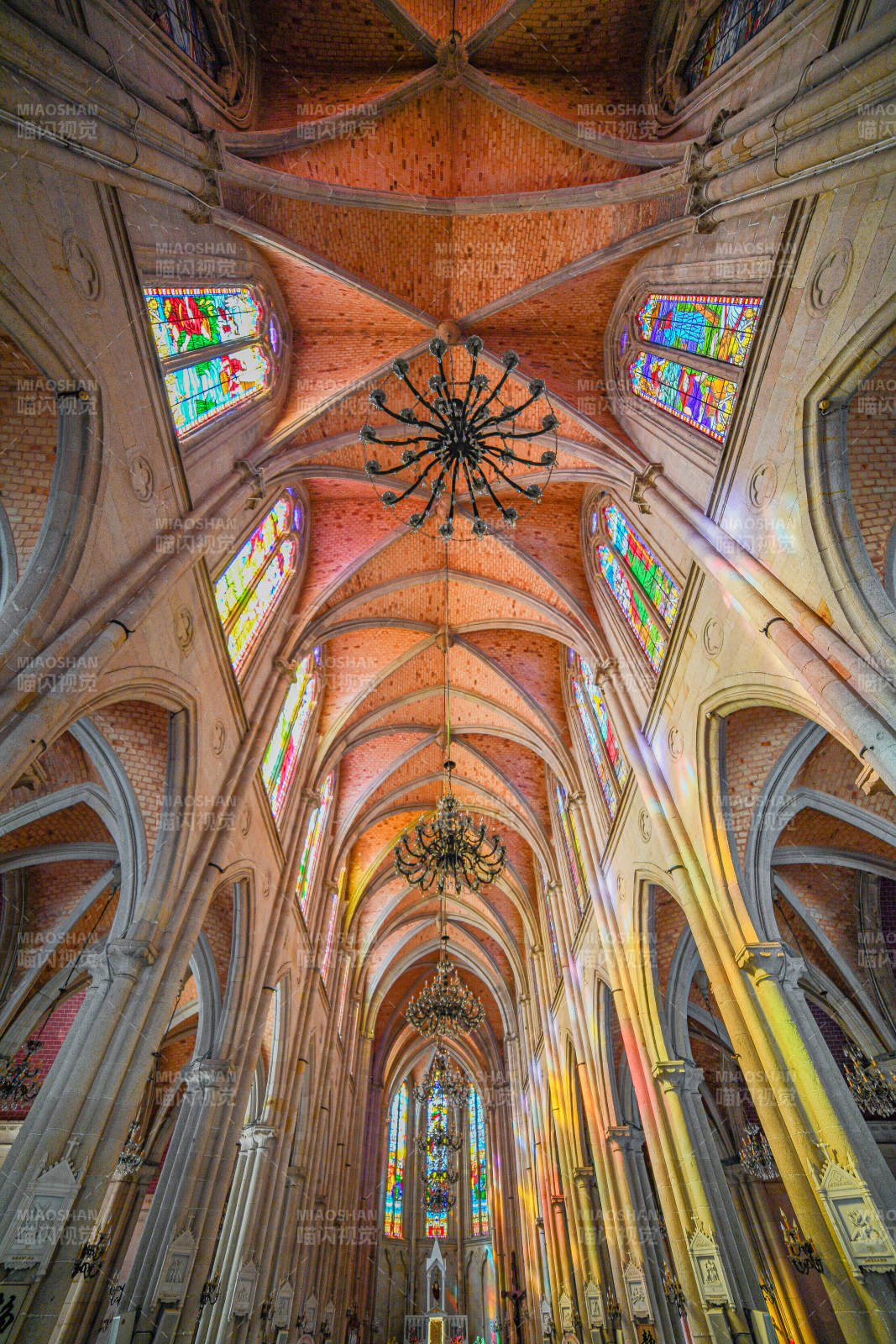 教堂穹顶与彩色玻璃窗图片