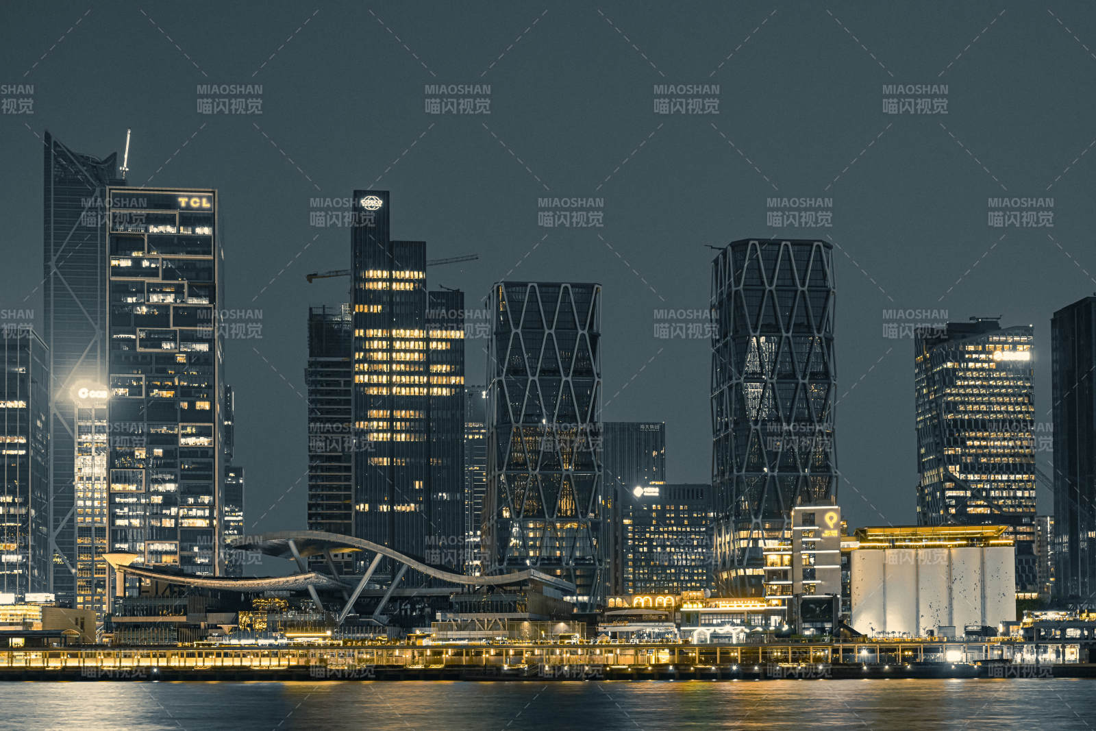 广州猎德大桥夜幕下的城市天际线图片