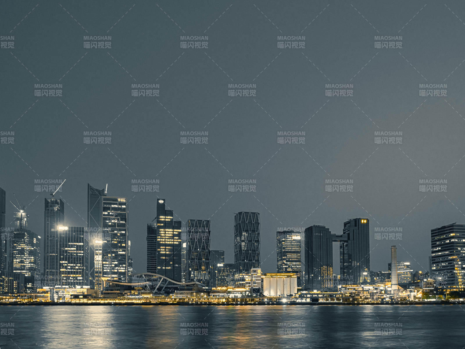 广州猎德大桥夜幕下的城市天际线图片