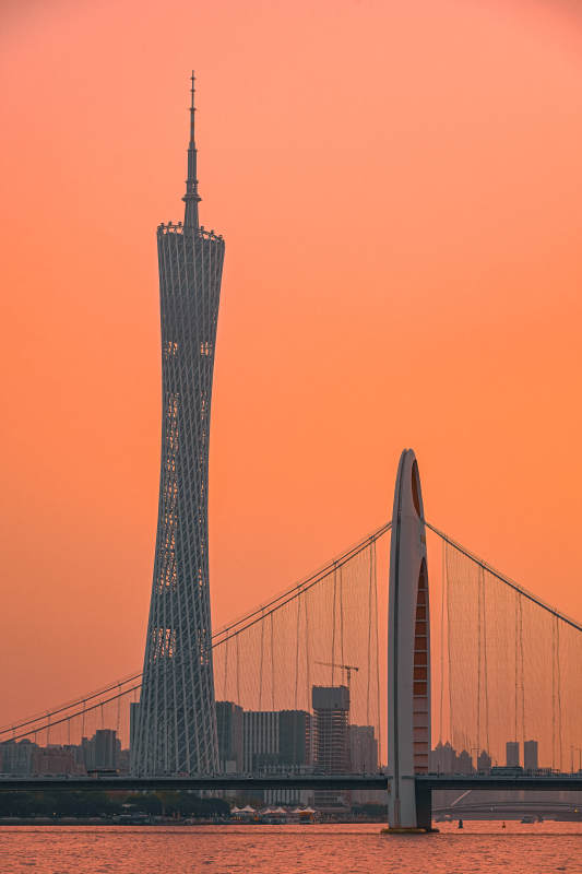 广州塔与猎德大桥夕照图片