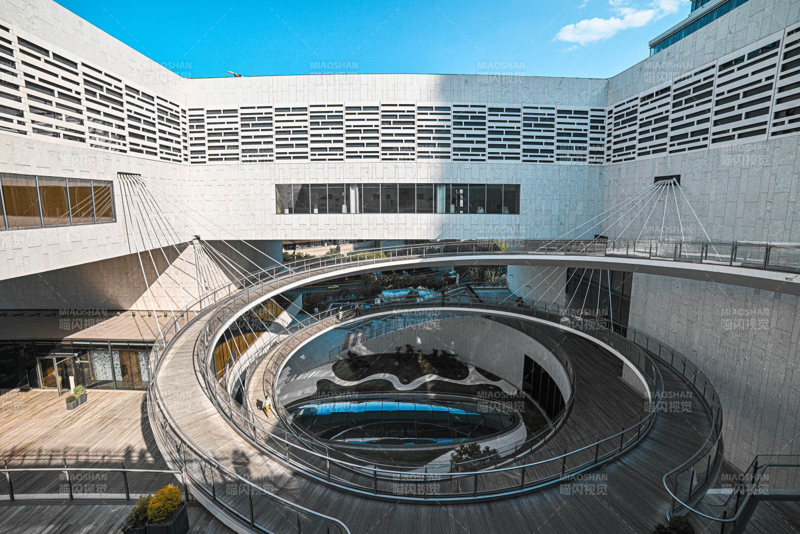 上海博物馆东馆现代建筑的螺旋设计图片