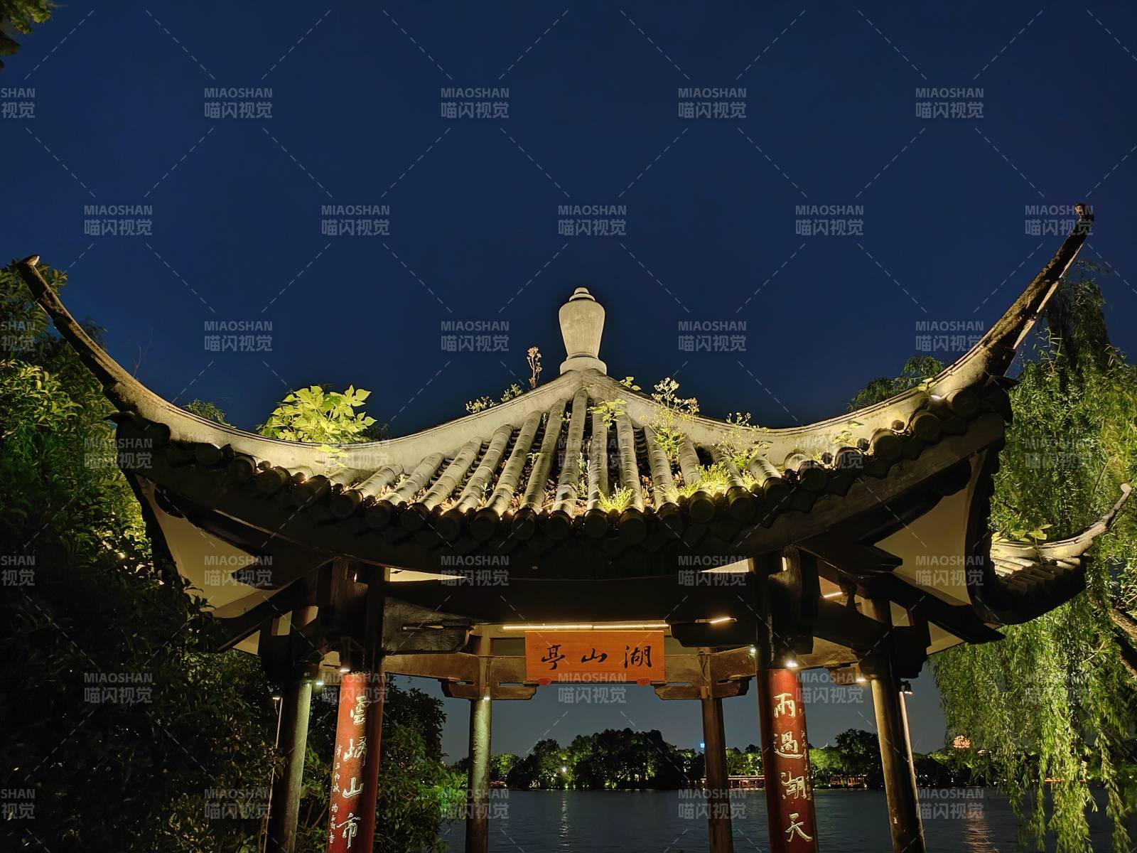 夜色中的古典亭台图片