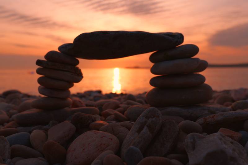 夕阳下的石拱门图片