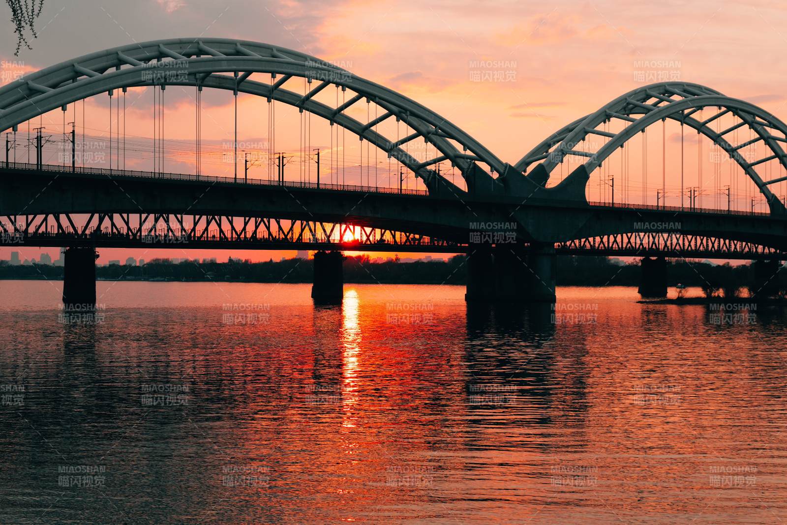 夕阳下的哈尔滨铁路大桥图片